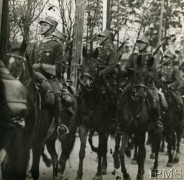 1938, Wołyń, Polska.
Oddział 9 Pułku Ułanów podczas Manewrów Wołyńskich, na czele por. Jan Pragtowski (Pragłowski).
Fot. NN, Instytut Polski i Muzeum im. gen. Sikorskiego w Londynie
