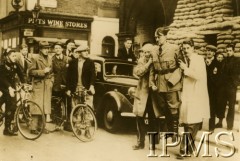 28.09.1939, Londyn, Anglia, Wielka Brytania.
Pracownicy galerii figur woskowych Madame Tussaud’s niosą figurę Adolfa Hitlera
Fot. Keystone, Instytut Polski i Muzeum im. gen. Sikorskiego 
