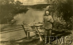 Lata 20., Druskienniki, pow. Grodno. woj. białostockie, Polska.
Józef Piłsudski pozuje do fotografii na lewym brzegu Niemna. Za Marszałkiem widać ławkę i stolik, przy których wypoczywał podczas pobytu w Druskiennikach.
Fot. NN, Instytut Polski i Muzeum im. gen. Sikorskiego w Londynie