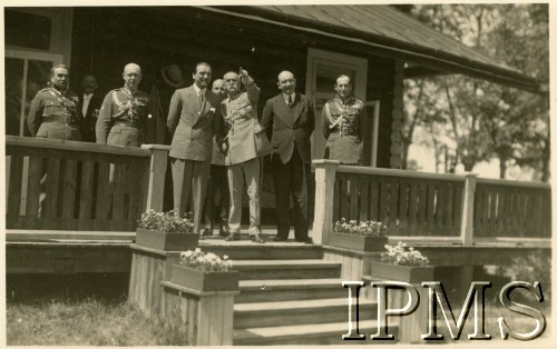 11.06.1930, Druskieniki, pow. Grodno. woj. białostockie, Polska.
Wizyta włoskiego ministra spraw zagranicznych Dino Grandi (3. z lewej) u Marszałka Józefa Piłsudskiego (4. z lewej) w Druskiennikach. Obecni m.in. minister spraw zagranicznych August Zaleski (2. od prawej), szef gabinetu ministra spraw wojskowych ppłk Józef Beck (1. od prawej),  minister spraw wewnętrzych Felicjan Sławoj Składkowski (1. od lewej), major Stanisław Próchnicki (2. od lewej).
Fot. NN, Instytut Polski i Muzeum im. gen. Sikorskiego w Londynie