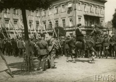Sierpień 1920, Warszawa, Polska.
Kosynierzy na Placu Saskim.
Fot. NN, Instytut Polski i Muzeum im. gen. Sikorskiego w Londynie