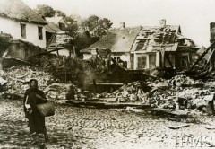 Po 12.09.1939, Krzemieniec, Wołyń, Polska.
Domy zniszczone podczas nalotu Luftwaffe 12 września 1939 r. Na pierwszym planie kobieta z koszykiem.
Fot. NN, Instytut Polski i Muzeum im. gen. Sikorskiego w Londynie