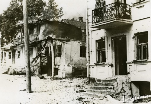Po 12.09.1939, Krzemieniec, Wołyń, Polska.
Domy zniszczone podczas nalotu Luftwaffe 12 września 1939 r. 
Fot. NN, Instytut Polski i Muzeum im. gen. Sikorskiego w Londynie