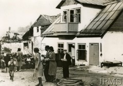 Po 12.09.1939, Krzemieniec, Wołyń, Polska.
Domy zniszczone podczas nalotu Luftwaffe 12 września 1939 r. Na pierwszym planie grupa osób na ulicy.
Fot. NN, Instytut Polski i Muzeum im. gen. Sikorskiego w Londynie