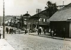 Po 12.09.1939, Krzemieniec, Wołyń, Polska.
Fragment ulicy, z prawej dom zniszczony podczas nalotu Luftwaffe 12 września 1939 r. 
Fot. NN, Instytut Polski i Muzeum im. gen. Sikorskiego w Londynie