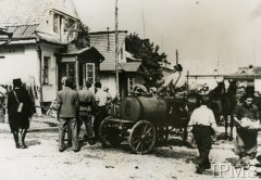 Po 12.09.1939, Krzemieniec, Wołyń, Polska.
Grupa osób przed domem zniszczonym podczas nalotu Luftwaffe 12 września 1939 r. 
Fot. NN, Instytut Polski i Muzeum im. gen. Sikorskiego w Londynie