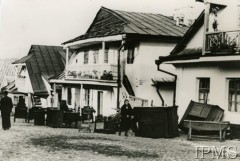 Po 12.09.1939, Krzemieniec, Wołyń, Polska.
Meble wystawione na ulicę po nalocie Luftwaffe 12 września 1939 r. 
Fot. NN, Instytut Polski i Muzeum im. gen. Sikorskiego w Londynie