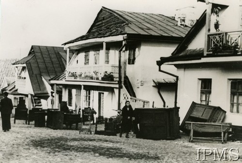 Po 12.09.1939, Krzemieniec, Wołyń, Polska.
Meble wystawione na ulicę po nalocie Luftwaffe 12 września 1939 r. 
Fot. NN, Instytut Polski i Muzeum im. gen. Sikorskiego w Londynie