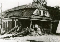 Po 12.09.1939, Krzemieniec, Wołyń, Polska.
Mężczyzna na gruzach domu zniszczonego podczas nalotu Luftwaffe 12 września 1939 r. 
Fot. NN, Instytut Polski i Muzeum im. gen. Sikorskiego w Londynie