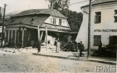 Po 12.09.1939, Krzemieniec, Wołyń, Polska.
Domy zniszczone podczas nalotu Luftwaffe 12 września 1939 r. Z prawej fragment budynku, w którym mieściła się apteka Tkaczyńskiego.
Fot. NN, Instytut Polski i Muzeum im. gen. Sikorskiego w Londynie