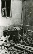 Po 12.09.1939, Krzemieniec, Wołyń, Polska.
Dom zniszczony podczas nalotu Luftwaffe 12 września 1939 r. Na podwórku leży wózek z reklamą sklepu z artykułami spożywczo-kolonialnymi.
Fot. NN, Instytut Polski i Muzeum im. gen. Sikorskiego w Londynie