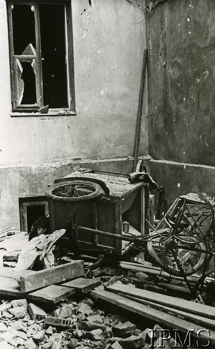 Po 12.09.1939, Krzemieniec, Wołyń, Polska.
Dom zniszczony podczas nalotu Luftwaffe 12 września 1939 r. Na podwórku leży wózek z reklamą sklepu z artykułami spożywczo-kolonialnymi.
Fot. NN, Instytut Polski i Muzeum im. gen. Sikorskiego w Londynie