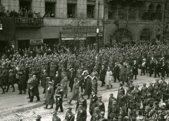 18.05.1935, Warszawa, Polska.
Pogrzeb Marszałka Józefa Piłsudskiego - zagraniczni delegaci w kondukcie pogrzebowym, z lewej delegacja niemiecka: Hermann Goering i Hans Adolf von Moltke, Fedor von Bock, gen. lotnictwa Walther Wever i admirał Witzel. W tle z prawej fragment kamienicy Wapińskiego. 
Fot. Polska Agencja Telegraficzna (PAT), Instytut Polski i Muzeum im. gen. Sikorskiego w Londynie