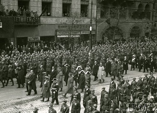 18.05.1935, Warszawa, Polska.
Pogrzeb Marszałka Józefa Piłsudskiego - zagraniczni delegaci w kondukcie pogrzebowym, z lewej delegacja niemiecka: Hermann Goering i Hans Adolf von Moltke, Fedor von Bock, gen. lotnictwa Walther Wever i admirał Witzel. W tle z prawej fragment kamienicy Wapińskiego. 
Fot. Polska Agencja Telegraficzna (PAT), Instytut Polski i Muzeum im. gen. Sikorskiego w Londynie