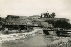 1920-1939, Rafajłowa, woj. stanisławowskie, Polska.
Fragment wsi, z prawej most na Bystrzycy, z lewej chaty kryte strzechą. W tle na wzgórzu kościół. W styczniu 1915 II Brygada Legionów Polskich stoczyła w okolicach wsi bitwę z Rosjanami.
Fot. NN, Instytut Polski i Muzeum im. gen. Sikorskiego w Londynie
