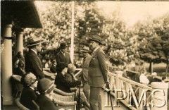 1922-1931, Warszawa, Polska.
Minister spraw zagranicznych Aleksander Skrzyński (opiera się o laskę) na trybunie honorowej podczas rozgrywek tenisowych. 
Fot. NN, Instytut Polski i Muzeum im. gen. Sikorskiego w Londynie
