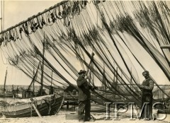 Lata 30., Półwysep Helski, Polska.
Rybacy suszą sieci do połowów łososi. 
Fot. NN, Instytut Polski i Muzeum im. gen. Sikorskiego w Londynie