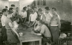 1940-1941, Montestruc-sur-Gers, Francja.
Obóz dla internowanych polskich żołnierzy. Dzielenie chleba.
Fot. NN, Instytut Polski i Muzeum im. gen. Sikorskiego w Londynie [kolekcja F. Bahyrycza]