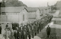 1940-1941, Montestruc-sur-Gers, Francja.
Obóz dla internowanych polskich żołnierzy. Kompania w marszu, w tle baraki. Wszyscy internowani żołnierze są w cywilnych ubraniach.
Fot. NN, Instytut Polski i Muzeum im. gen. Sikorskiego w Londynie [kolekcja F. Bahyrycza]
