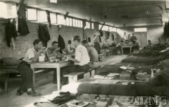 1940-1941, Montestruc-sur-Gers, Francja.
Obóz dla internowanych polskich żołnierzy, posiłek w baraku.
Fot. NN, Instytut Polski i Muzeum im. gen. Sikorskiego w Londynie [kolekcja F. Bahyrycza]