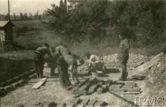 1940-1941, Montestruc-sur-Gers, Francja.
Obóz dla internowanych polskich żołnierzy. Grupa pracująca przy wyrobie cegieł.
Fot. NN, Instytut Polski i Muzeum im. gen. Sikorskiego w Londynie [kolekcja F. Bahyrycza]
