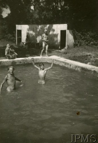 1940-1941, Montestruc-sur-Gers, Francja.
Obóz dla internowanych polskich żołnierzy. Kąpiel w basenie.
Fot. NN, Instytut Polski i Muzeum im. gen. Sikorskiego w Londynie [kolekcja F. Bahyrycza]
