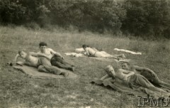 1940-1941, Montestruc-sur-Gers, Francja.
Obóz dla internowanych polskich żołnierzy. Odpoczynek po pracy - mężczyźni leżący na kocach.
Fot. NN, Instytut Polski i Muzeum im. gen. Sikorskiego w Londynie [kolekcja F. Bahyrycza]
