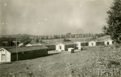 1940-1941, Montestruc-sur-Gers, Francja.
Obóz dla internowanych polskich żołnierzy. Widok baraków.
Fot. NN, Instytut Polski i Muzeum im. gen. Sikorskiego w Londynie [kolekcja F. Bahyrycza]