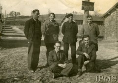 1940-1941, Montestruc-sur-Gers, Francja.
Obóz dla internowanych polskich żołnierzy. Francuska kadra obozu na tle baraków.
Fot. NN, Instytut Polski i Muzeum im. gen. Sikorskiego w Londynie [kolekcja F. Bahyrycza]