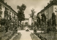 1925-1939, Warszawa Ochota, Polska.
Kolonia mieszkaniowa Lubeckiego na warszawskiej Ochocie, skwer i ogród między budynkami.
Fot. Henryk Poddębski, Instytut Polski i Muzeum im. gen. Sikorskiego w Londynie
