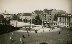 Lata 20., Poznań, Polska.
Widok Placu Wolności, na budynku w głębi reklama likierów Baczewskiego. Z prawej Biblioteka Raczyńskich.
Fot. Henryk Poddębski, Instytut Polski i Muzeum im. gen. Sikorskiego w Londynie.
