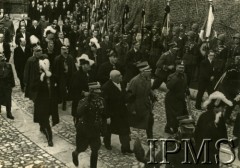 18.05.1935, Kraków, Polska.
Pogrzeb Marszałka Józefa Piłsudskiego - żałobnicy w kondukcie pogrzebowym. 
Fot. NN, Instytut Polski im. Gen. Sikorskiego w Londynie