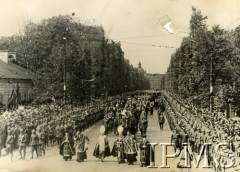 13-16.05.1935, Warszawa, Polska.
Pogrzeb Marszałka Józefa Piłsudskiego. Kondukt pogrzebowy w Alejach Ujazdowskich prowadzony przez kardynała Aleksandra Kakowskiego. W tle widać kościół św. Aleksandra.
Fot. NN, Instytut Polski im. Gen. Sikorskiego w Londynie