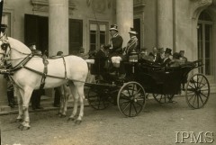 24.06.1923, Warszawa, Polska.
Prezydent Stanisław Wojciechowski z małżonką i generałami Wojska Polskiego w powozie przed Pałacem w Łazienkach. Między generałami stoi Rajnold Przeździecki, kierownik Referatu Ogólnego w Protokole Dyplomatycznym Ministerstwa Spraw Zagranicznych.
Fot. Saryusz Wolski, Instytut Polski i Muzeum im. gen. Sikorskiego [kolekcja księżnej Czetwertyńskiej]