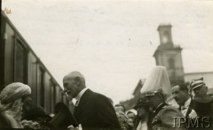 24.06.1923, Warszawa, Polska.
Prezydent Stanisław Wojciechowski wita królową Rumunii Marię, z prawej stoi król Ferdynand oraz (w tle) gen. Stanisław Szeptycki, minister spraw wojskowych.
Fot. NN, Instytut Polski i Muzeum im. gen. Sikorskiego w Londynie
