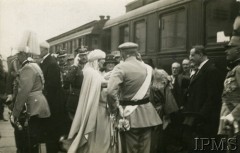 24.06.1923, Warszawa, Polska.
Powitanie króla Rumunii i jego małżonki na Dworcu Głównym. Stoją od lewej: król Ferdynand, prezydent Stanisław Wojciechowski (częściowo zasłonięty), królowa Maria. Na fotografii także płk Konstanty Przeździecki, d-ca 14 Pułku Ułanów i Stefan Przeździecki, Szef Protokołu.
Fot. Marian Fuks, Instytut Polski i Muzeum im. gen. Sikorskiego w Londynie.