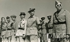 1940-1942, Środkowy Wschód.
Wizytacja Samodzielnej Brygady Strzelców Karpackich przez  księcia Gloucester Henryka Windsora. Na zdjęciu m.in. polscy oficerowie.
Fot. Dowództwo Wojsk Polskich na Środkowym Wschodzie, Sekcja Oświaty i Kultury, Instytut Polski i Muzeum im. gen. Sikorskiego w Londynie