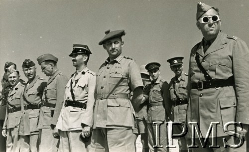 1940-1942, Środkowy Wschód.
Wizytacja Samodzielnej Brygady Strzelców Karpackich przez  księcia Gloucester Henryka Windsora. Na zdjęciu m.in. polscy oficerowie.
Fot. Dowództwo Wojsk Polskich na Środkowym Wschodzie, Sekcja Oświaty i Kultury, Instytut Polski i Muzeum im. gen. Sikorskiego w Londynie