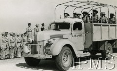 1940-1942, Środkowy Wschód.
Wizytacja Samodzielnej Brygady Strzelców Karpackich przez  księcia Gloucester Henryka Windsora. Książę przyjmuje defiladę.
Fot. Dowództwo Wojsk Polskich na Środkowym Wschodzie, Sekcja Oświaty i Kultury, Instytut Polski i Muzeum im. gen. Sikorskiego w Londynie