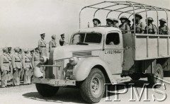 1940-1942, Środkowy Wschód.
Wizytacja Samodzielnej Brygady Strzelców Karpackich przez  księcia Gloucester Henryka Windsora. Książę przyjmuje defiladę.
Fot. Dowództwo Wojsk Polskich na Środkowym Wschodzie, Sekcja Oświaty i Kultury, Instytut Polski i Muzeum im. gen. Sikorskiego w Londynie