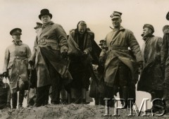 22.10.1940, Szkocja, Wielka Brytania.
Premier Wielkiej Brytanii Winston Churchill (w kapeluszu) i Naczelny Wódz Polskich Sił Zbrojnych generał Władysław Sikorski (2. z prawej) wizytują 1. Brygadę Strzelców. Towarzyszy im żona W. Churchilla - Clementine.
Fot. NN, Instytut Polski i Muzeum im. gen. Sikorskiego w Londynie
