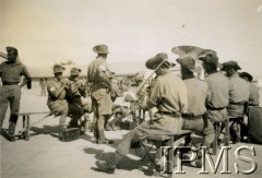 Prawdopodobnie 1941, Tobruk, Libia.
Australijska orkiestra wojskowa koncertuje w obozie Samodzielnej Brygady Strzelców Polskich. 
Fot. NN, Instytut Polski i Muzeum im. gen. Sikorskiego w Londynie