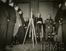 1940-1943, brak miejsca.
Posiedzenie rządu i Rady Narodowej, w której uczestniczą (od prawej) generał Władysław Sikorski, prezydent Władysław Raczkiewicz, minister August Zaleski oraz 
minister Henryk Strasburger. 
Fot. NN, Instytut Polski i Muzeum im. gen. Sikorskiego w Londynie