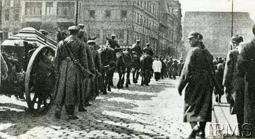 Ok. 1920, brak miejsca.
Kondukt pogrzebowy, trumna na lawecie działa.
Fot. NN, Instytut Polski i Muzeum im. gen. Sikorskiego w Londynie [szuflada nr 20 – Walki o niepodległość]