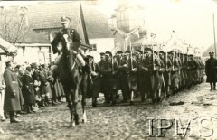 Przed 1939, Iwieniec, pow. Wołożyn, woj. Nowogródek, Polska.
VI Batalion Korpusu Ochrony Pogranicza, defilada ulicami miasteczka.
Fot. NN, Instytut Polski i Muzeum im. gen. Sikorskiego w Londynie
