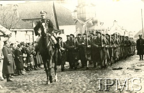Przed 1939, Iwieniec, pow. Wołożyn, woj. Nowogródek, Polska.
VI Batalion Korpusu Ochrony Pogranicza, defilada ulicami miasteczka.
Fot. NN, Instytut Polski i Muzeum im. gen. Sikorskiego w Londynie
