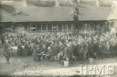 1932, Iwieniec, pow. Wołożyn, woj. nowogródzkie, Polska.
VI Batalion Korpusu Ochrony Pogranicza, żołnierze przed koszarami w Iwańcu.
Fot. NN, Instytut Polski i Muzeum im. gen. Sikorskiego w Londynie