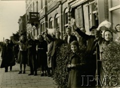 29.10.1944, Breda, Holandia.
Mieszkańcy miasta wiwatujący na cześć żołnierzy I Dywizji Pancernej gen. Maczka.
Fot. NN, Instytut Polski i Muzeum im. gen. Sikorskiego w Londynie