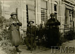 29.10.1944, Breda, Holandia.
Żołnierze I Dywizji Pancernej gen. Maczka jedzący winogrona.
Fot. NN, Instytut Polski i Muzeum im. gen. Sikorskiego w Londynie