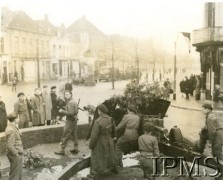 Październik 1944, Breda, Holandia. 
Żołnierze I Dywizji Pancernej gen. Maczka odpoczywający po bitwie.
Fot. NN, Instytut Polski i Muzeum im. gen. Sikorskiego w Londynie